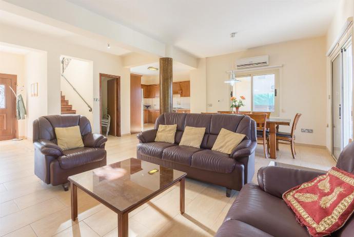 Open-plan living room with sofas, dining area, kitchen, ornamental fireplace, A/C, WiFi internet, and satellite TV . - Rose Villas Collection . (Galleria fotografica) }}