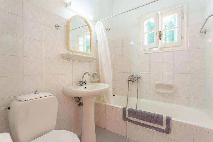 Renoula Apartments Collection Bathroom