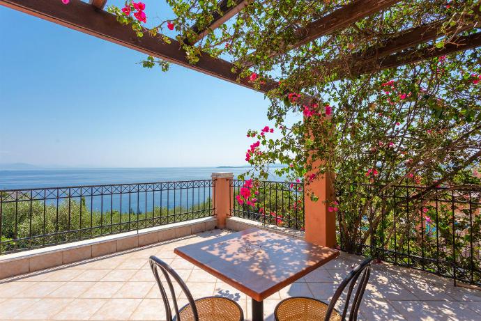 Upper terrace area with sea views . - Nissaki Villas Collection . (Galería de imágenes) }}