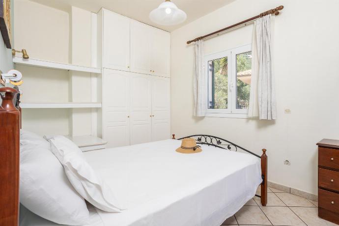 Double bedroom with A/C and sea views . - Nissaki Villas Collection . (Galería de imágenes) }}