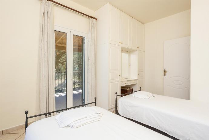 Twin bedroom with A/C and upper terrace access with sea views . - Nissaki Villas Collection . (Galerie de photos) }}