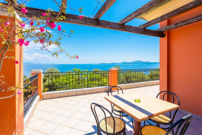 Upper terrace area with sea views . - Nissaki Villas Collection . (Galerie de photos) }}