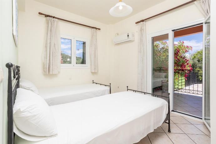 Twin bedroom with A/C and terrace access . - Nissaki Villas Collection . (Galleria fotografica) }}