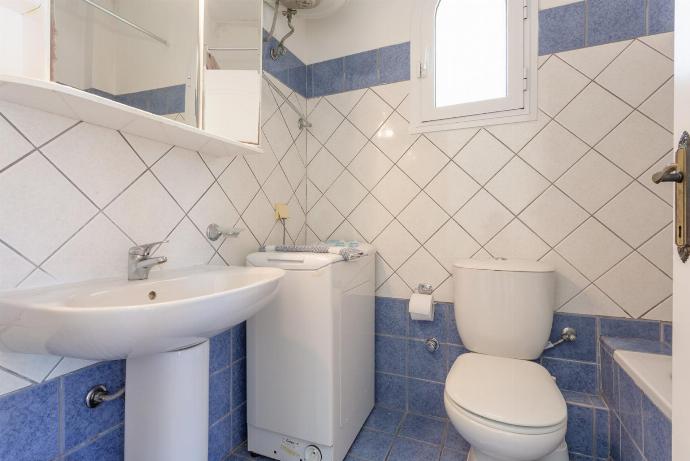 Family bathroom with bath . - Nissaki Villas Collection . (Fotogalerie) }}