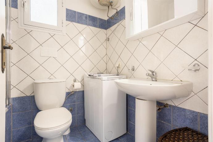 Family bathroom with bath . - Nissaki Villas Collection . (Galería de imágenes) }}