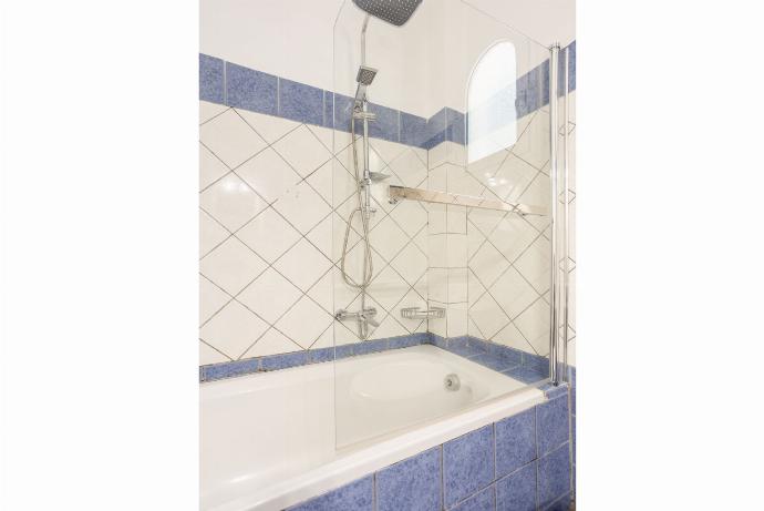 Family bathroom with bath . - Nissaki Villas Collection . (Galería de imágenes) }}