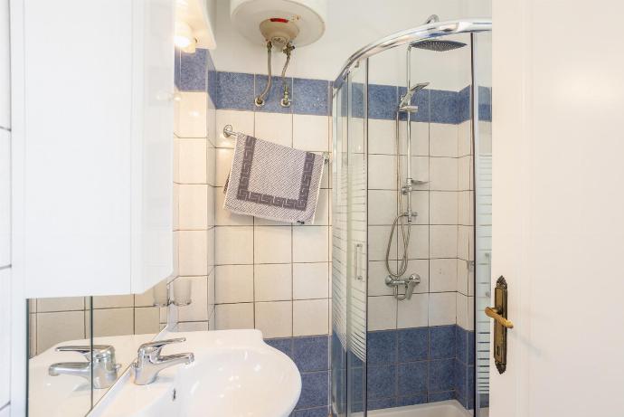 Family bathroom with shower . - Nissaki Villas Collection . (Fotogalerie) }}