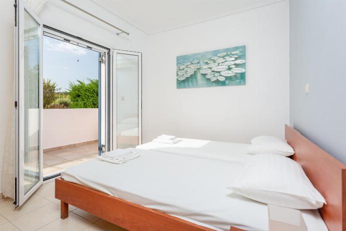 Twin bedroom with A/C and terrace access . - Europe Villas Collection . (Galerie de photos) }}