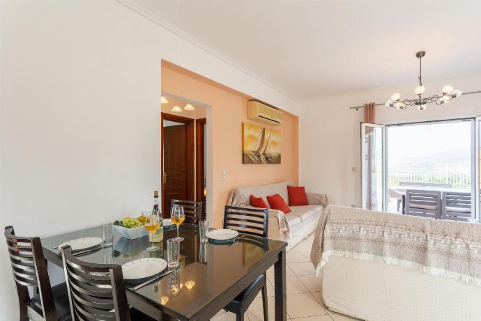 Living room with sofas, dining area, A/C, WiFi internet, and satellite TV  . - Europe Villas Collection . (Galleria fotografica) }}