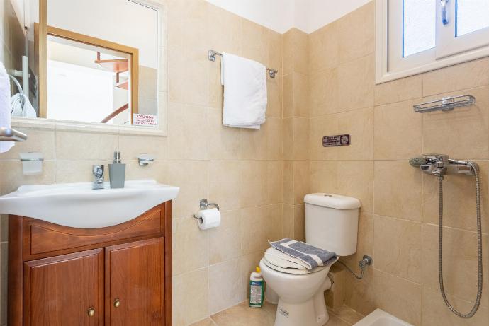 Family bathroom with shower . - Katelios Villas Collection . (Fotogalerie) }}