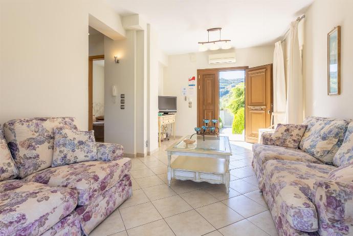 Living room on first floor with sofas, A/C, WiFi internet, satellite TV, and terrace access . - Katelios Villas Collection . (Galería de imágenes) }}