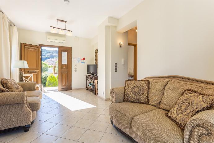 Living room on first floor with sofas, A/C, WiFi internet, satellite TV, and terrace access . - Katelios Villas Collection . (Galleria fotografica) }}