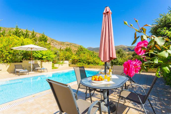 Private pool and terrace . - Katelios Villas Collection . (Fotogalerie) }}