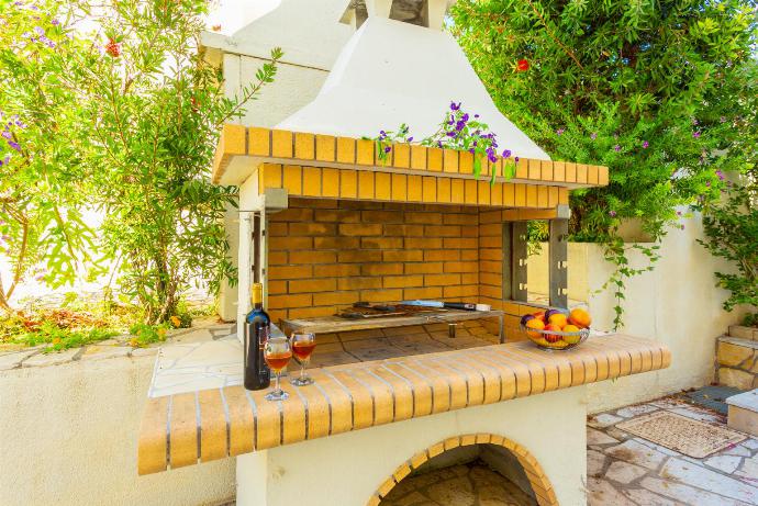 Terrace area with BBQ . - Katelios Villas Collection . (Fotogalerie) }}