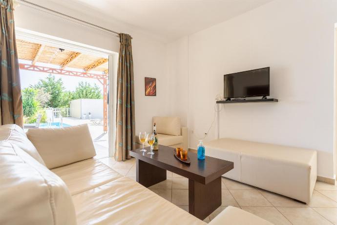 Open-plan living room with dining area, kitchen, terrace access, A/C, WiFi Internet, Satellite TV, and DVD player  . - Katelios 2 Villas Collection . (Galleria fotografica) }}