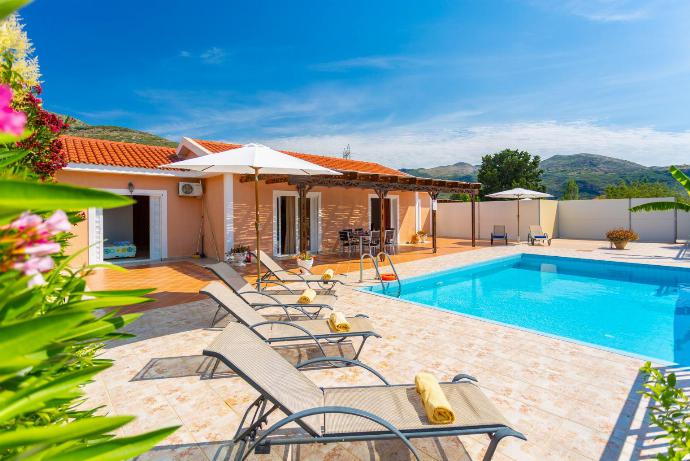 Beautiful villa with private infinity pool and terrace . - Katelios 2 Villas Collection . (Galería de imágenes) }}