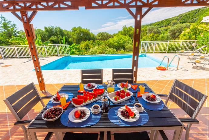 Partially sheltered terrace area for outdoor dining . - Katelios 2 Villas Collection . (Photo Gallery) }}