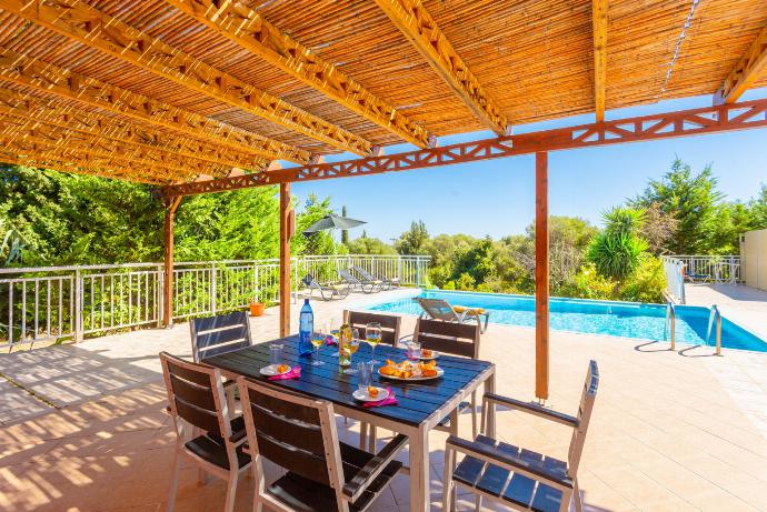 Partially sheltered terrace area for outdoor dining . - Katelios 2 Villas Collection . (Galería de imágenes) }}