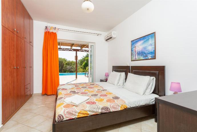 Twin bedroom with en suite bathroom, A/C, and terrace access . - Katelios 2 Villas Collection . (Galerie de photos) }}