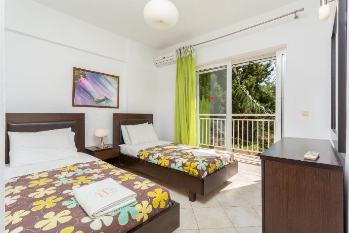 Twin bedroom with en suite bathroom and A/C . - Katelios 2 Villas Collection . (Galerie de photos) }}