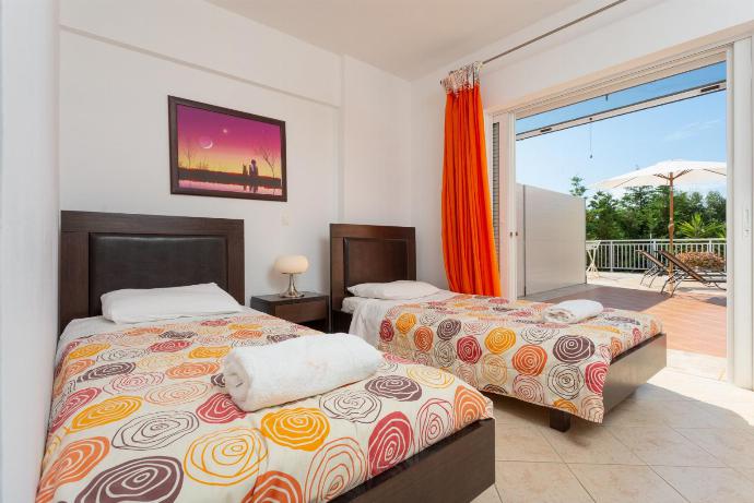 Twin bedroom with A/C, en suite bathroom, and terrace access . - Katelios 2 Villas Collection . (Galleria fotografica) }}