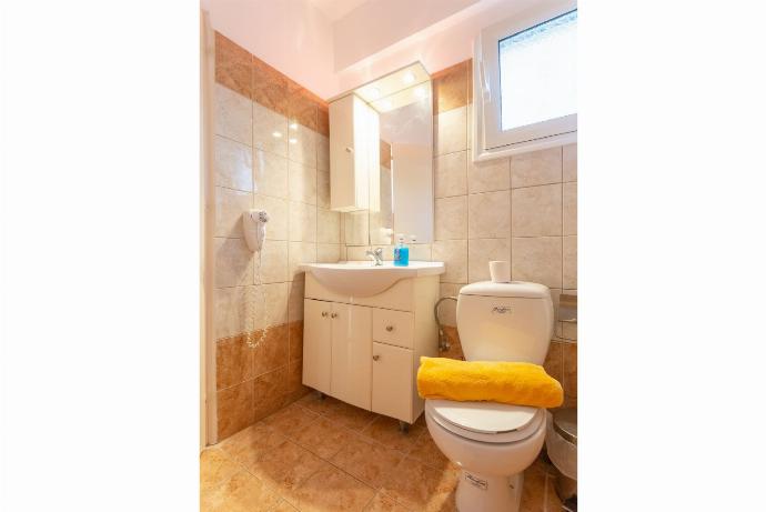En suite bathroom with bath and overhead shower . - Katelios 2 Villas Collection . (Galería de imágenes) }}