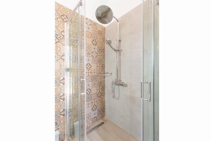 En suite bathroom with shower . - Lassi Villas Collection . (Photo Gallery) }}