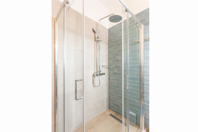 En suite bathroom with shower . - Lassi Villas Collection . (Galerie de photos) }}