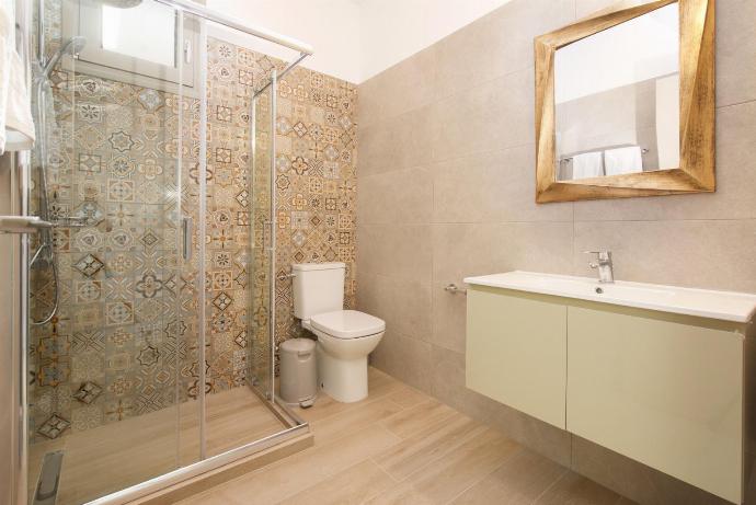 Bathroom with shower . - Lassi Villas Collection . (Photo Gallery) }}