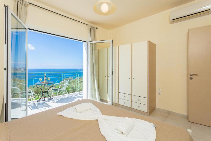 Double bedroom with en suite bathroom, A/C, and upper terrace access with panoramic sea views . - Lourdas Villas Collection . (Galería de imágenes) }}