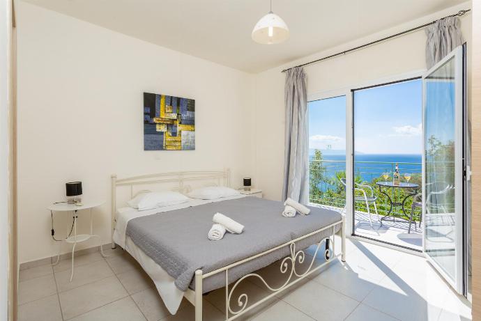 Double bedroom with en suite bathroom, A/C, and upper terrace access with panoramic sea views . - Lourdas Villas Collection . (Galerie de photos) }}