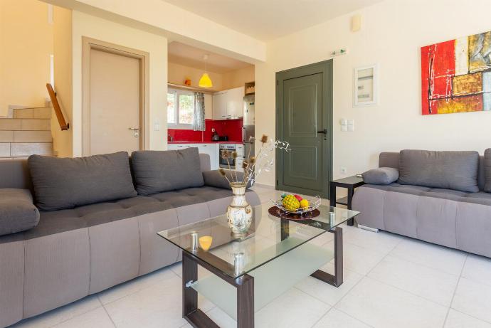 Open-plan living room with sofas, dining area, kitchen, A/C, WiFi internet, and TV . - Lourdas Villas Collection . (Galerie de photos) }}