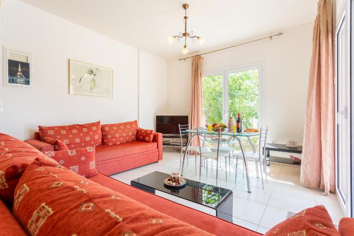 Open-plan living room with sofas, dining area, kitchen, A/C, WiFi internet, and TV . - Lourdas Villas Collection . (Galleria fotografica) }}