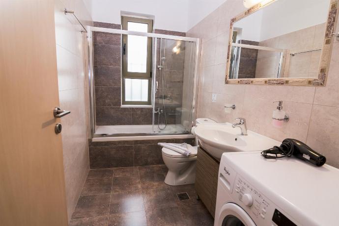 Bathroom with bath and overhead shower . - Litsarda Villas Collection . (Galería de imágenes) }}