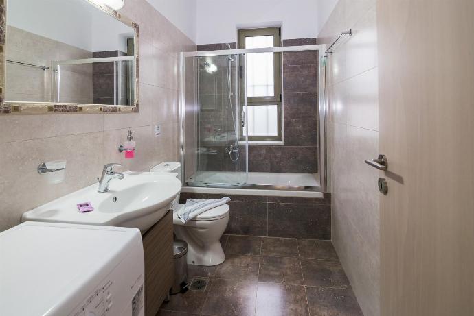 Bathroom with bath and overhead shower . - Litsarda Villas Collection . (Fotogalerie) }}