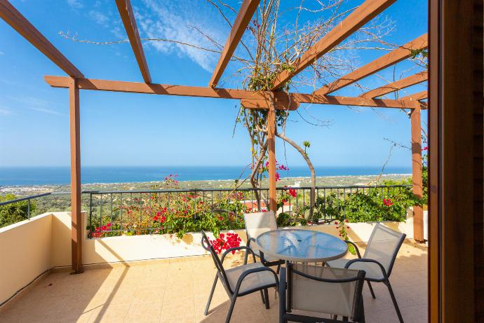 Upper terrace area with panoramic sea views . - Maroulas Villas Collection . (Fotogalerie) }}