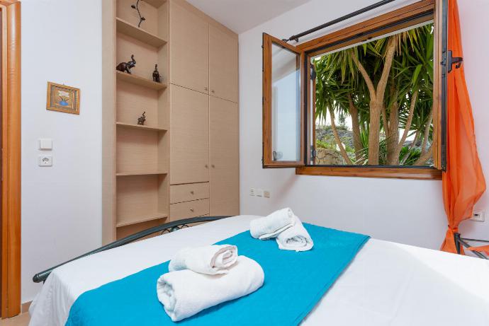 Double bedroom with A/C  . - Maroulas Villas Collection . (Fotogalerie) }}