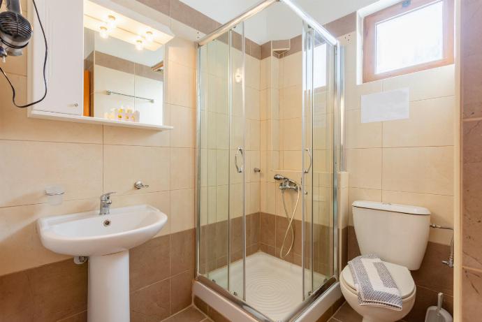 Family bathroom with shower . - Maroulas Villas Collection . (Fotogalerie) }}