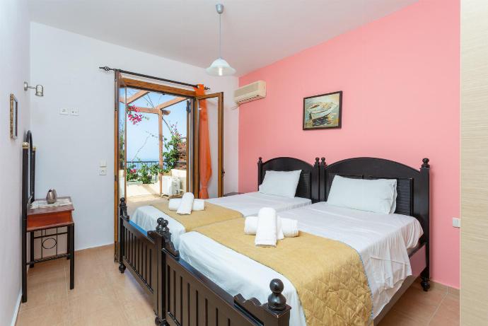 Twin bedroom with A/C and balcony access . - Maroulas Villas Collection . (Galería de imágenes) }}