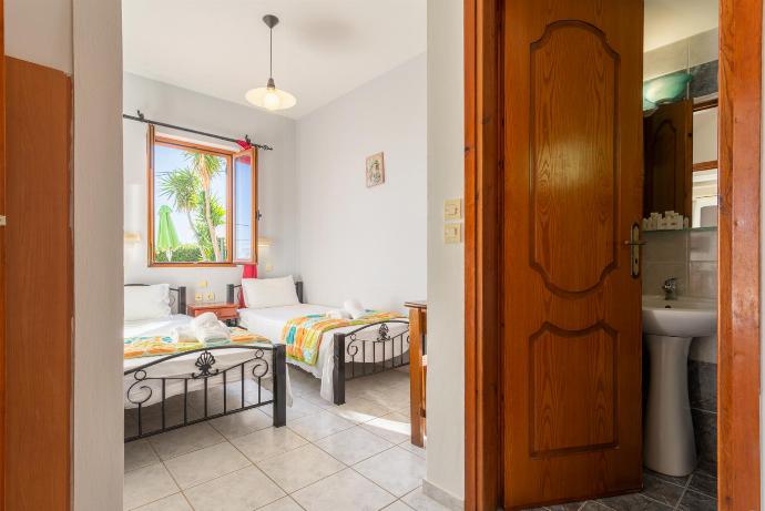 Twin bedroom with en suite bathroom and A/C . - Maroulas Villas Collection . (Galleria fotografica) }}