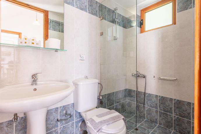 En suite bathroom with shower . - Maroulas Villas Collection . (Fotogalerie) }}