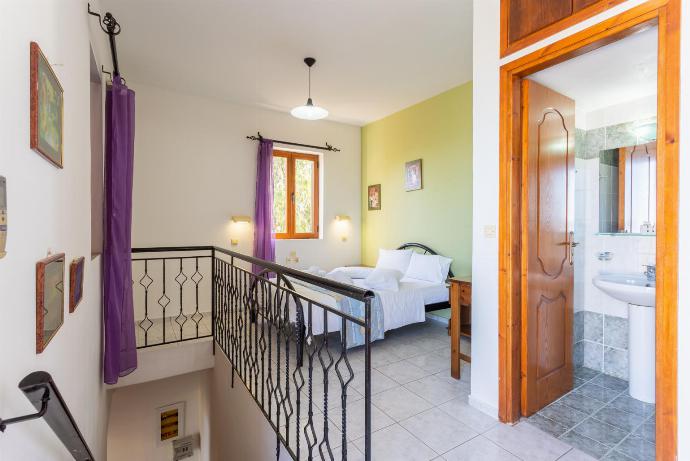 Double bedroom with en suite bathroom, A/C, and balcony access . - Maroulas Villas Collection . (Galería de imágenes) }}