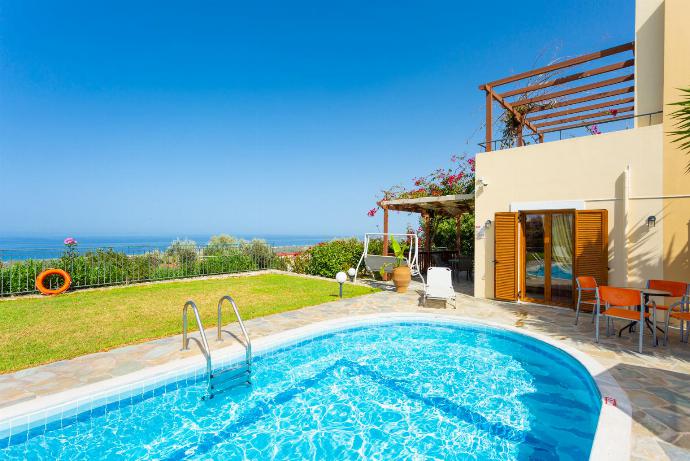 Beautiful villa with private pool, terrace, and garden with sea views . - Maroulas Villas Collection . (Galería de imágenes) }}