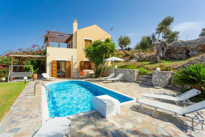 Beautiful villa with private pool, terrace, and garden with sea views . - Maroulas Villas Collection . (Fotogalerie) }}