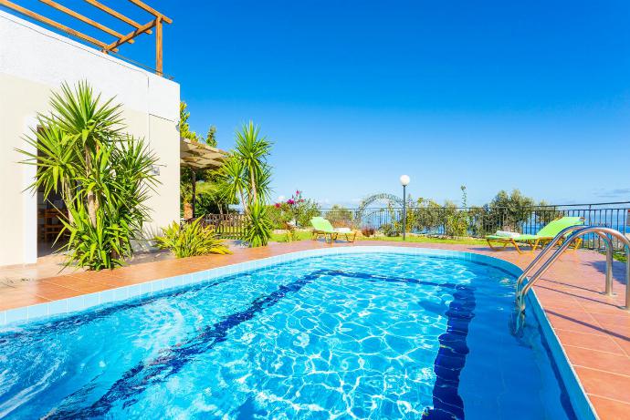 Beautiful villa with private pool, terrace, and garden with sea views . - Maroulas Villas Collection . (Galleria fotografica) }}