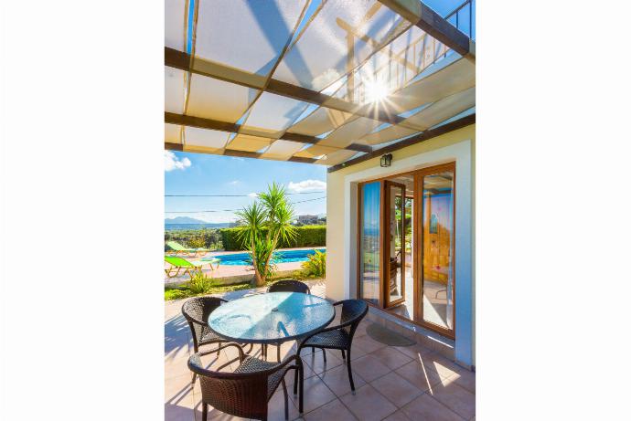 Sheltered terrace . - Maroulas Villas Collection . (Galerie de photos) }}