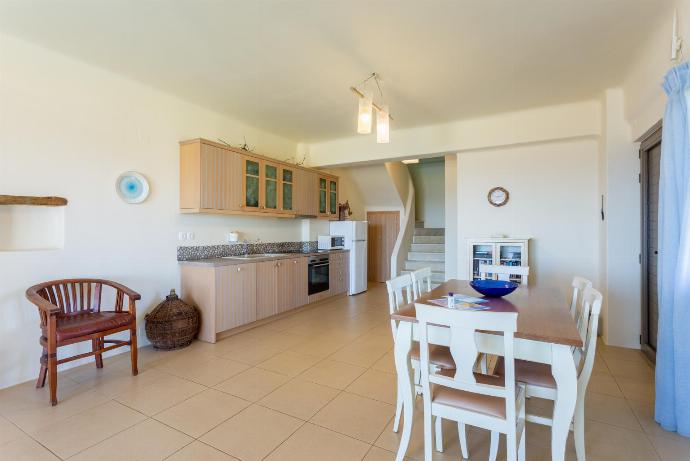 Equipped kitchen . - Panormos Villas Collection . (Галерея фотографий) }}