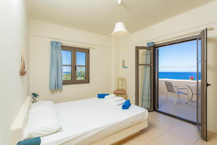 Double bedroom with en suite bathroom, A/C, and balcony with sea views . - Panormos Villas Collection . (Galería de imágenes) }}