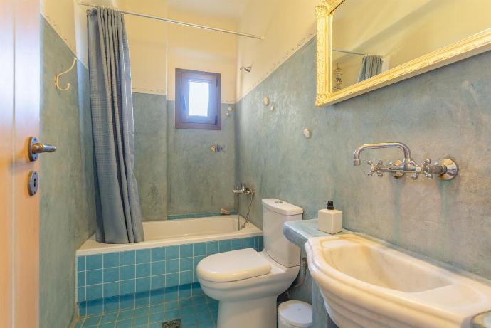 En suite bathroom with bath and shower . - Panormos Villas Collection . (Galería de imágenes) }}