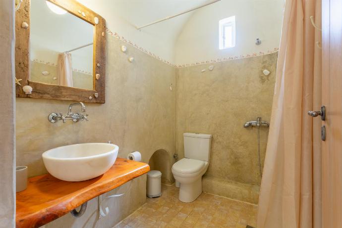 Family bathroom with shower . - Panormos Villas Collection . (Galleria fotografica) }}